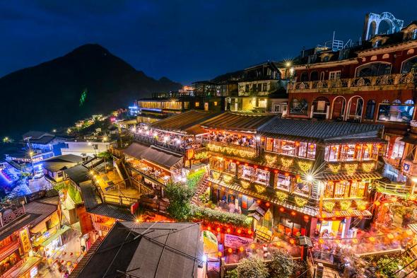 台湾で有名な観光地・九份の夜景を撮影した写真