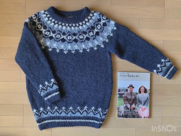 青いセーターの編み物