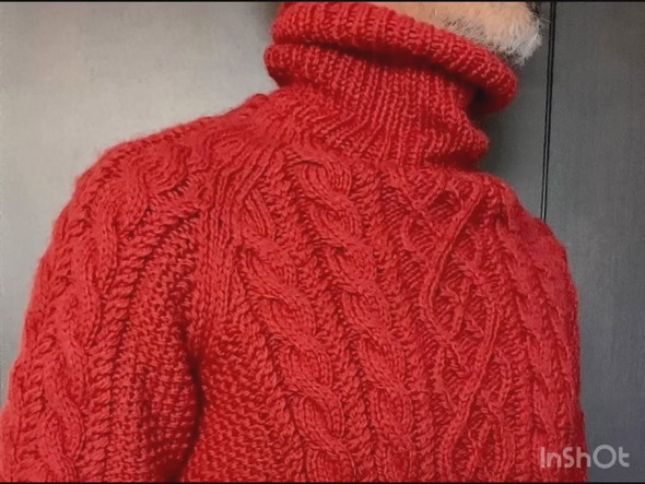 赤いセーターの編み物