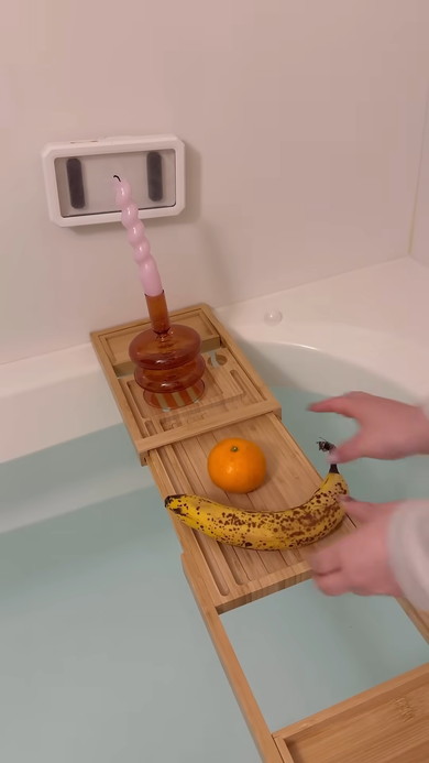 キャンドルとフルーツを置いたバスタブトレー