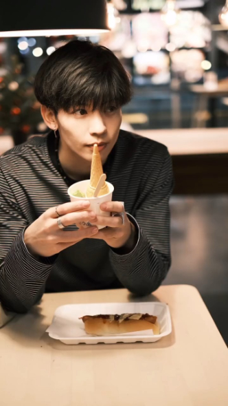 カフェでアイスを食べている小松田さん