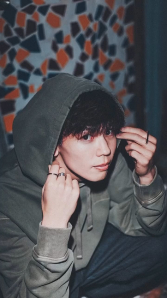 フードをかぶっている小松田さん