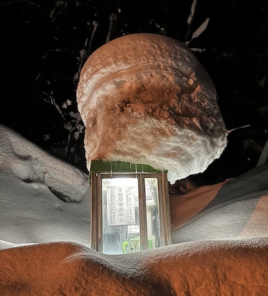 雪に埋もれた公衆電話ボックス