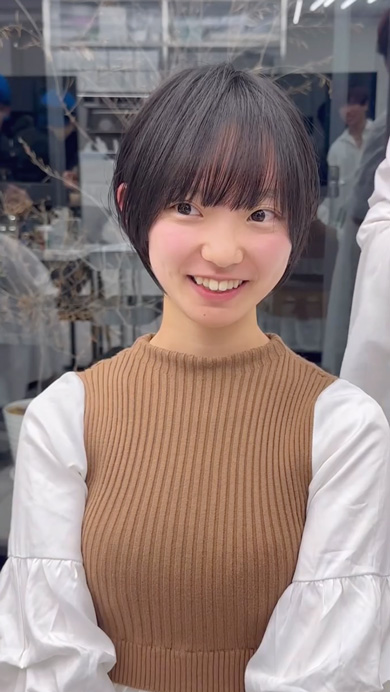 ロングヘアの女性が人生初のショートヘアに挑戦