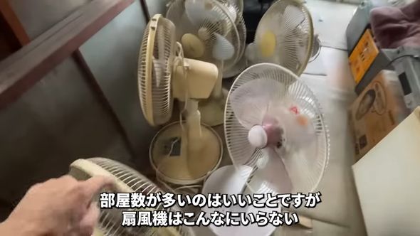 45万円の空き家の一室に詰め込まれていた大量の扇風機