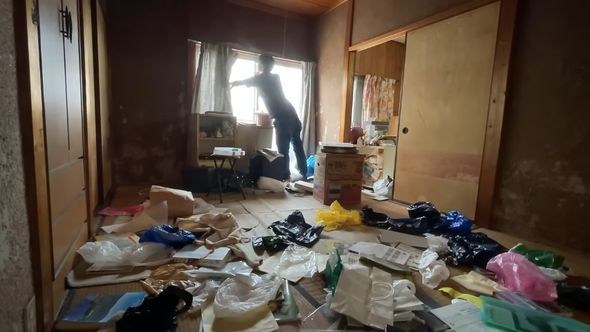 本や袋が散乱している45万円の空き家の一室