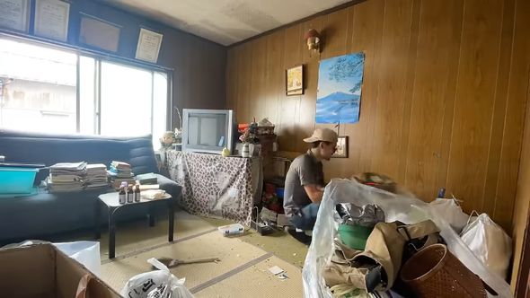 撤去作業により床が見えるようになった45万円の空き家の一室