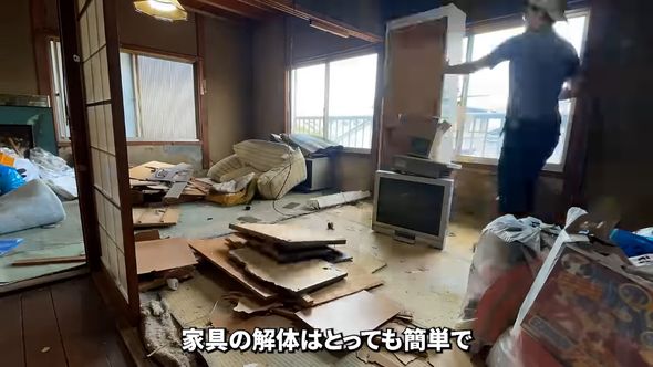 45万円の空き家に放置されていた木製の家具を破壊していく様子