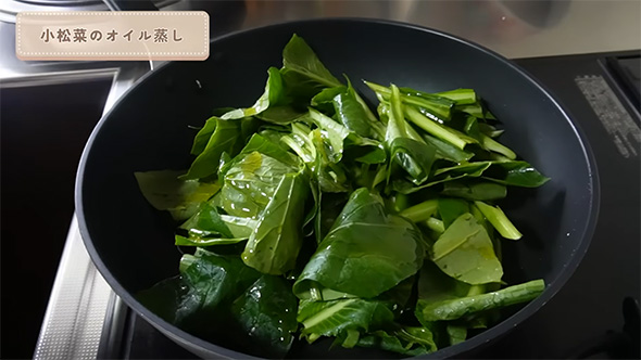 小松菜を炒めるところ