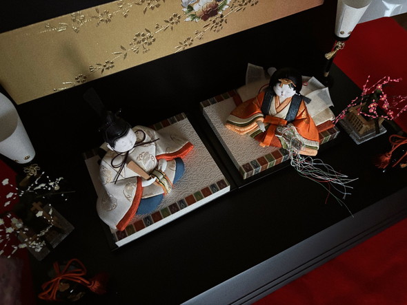 向き合うおひなさまたたち