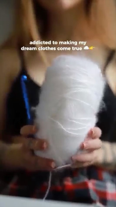 極細のモヘア毛糸を極太かぎ針でゆったり編むと……　天使のような完成品にうっとり