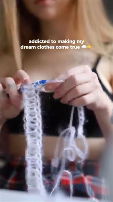 極細のモヘア毛糸を極太かぎ針でゆったり編むと……　天使のような完成品にうっとり