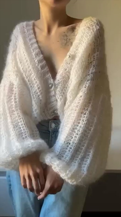 極細のモヘア毛糸を極太かぎ針でゆったり編むと……　天使のような完成品にうっとり