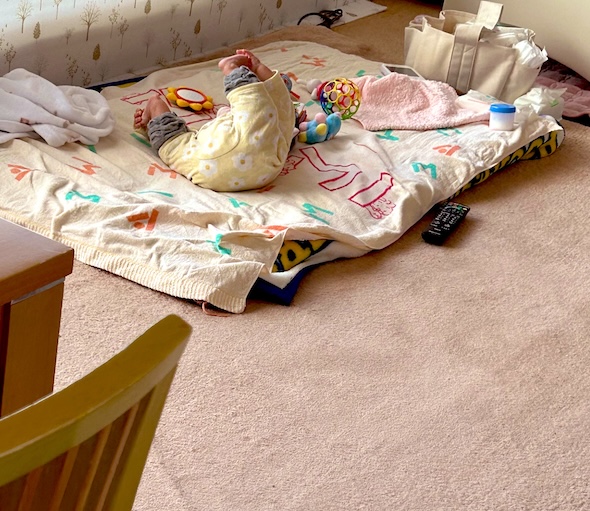 寝転ぶ赤ちゃん