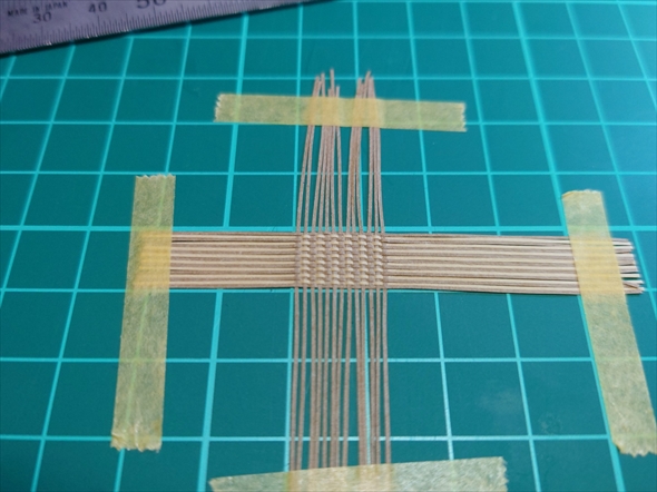 細切りにしたクラフト紙を編んで作る背負い籠