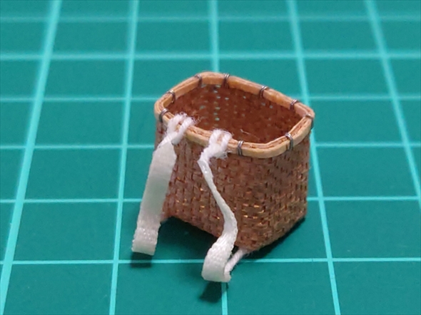細切りにしたクラフト紙を編んで作る背負い籠