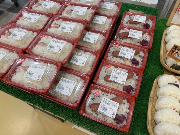 店先に並んだぼだっこ飯