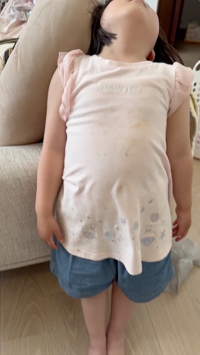 立ったまま寝る娘