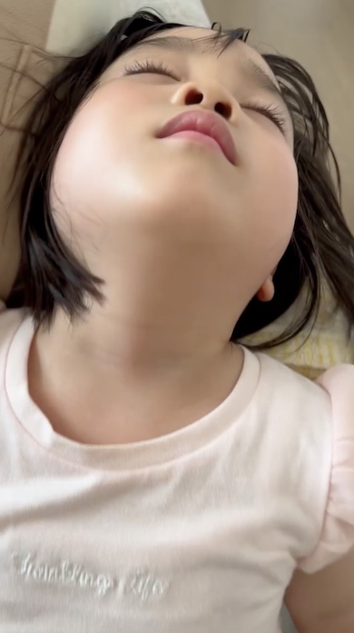 立ったまま寝る娘
