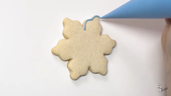 アイシングを施されるクッキー