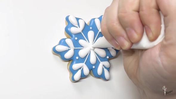 白いアイシングで模様をつけているところ