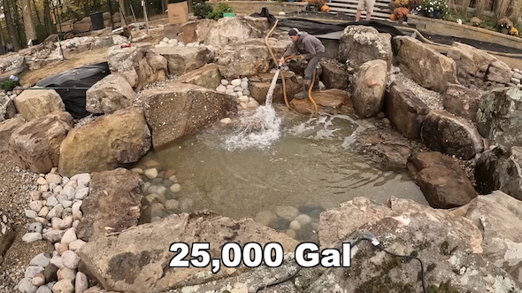 池に大量の水を注ぐ