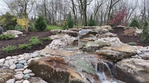 自然の渓流のような滝