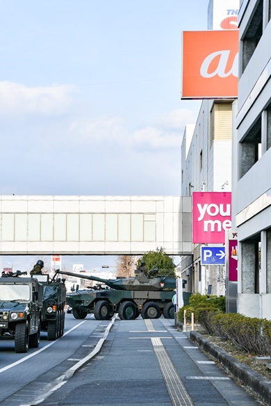 熊本県にあるショッピングモール「ゆめタウン光の森」から出てきた自衛隊の車両