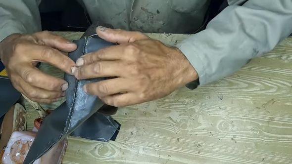 皮を型に合わせます