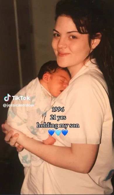 28年前に男の子を抱く女性