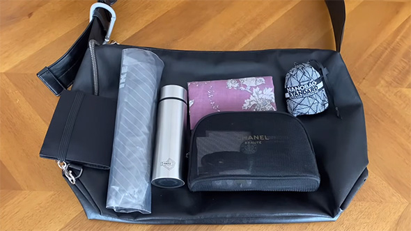 荷物が乗ったバッグ