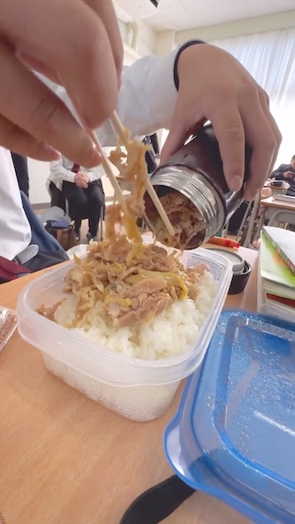 豚丼の具をご飯にのせる