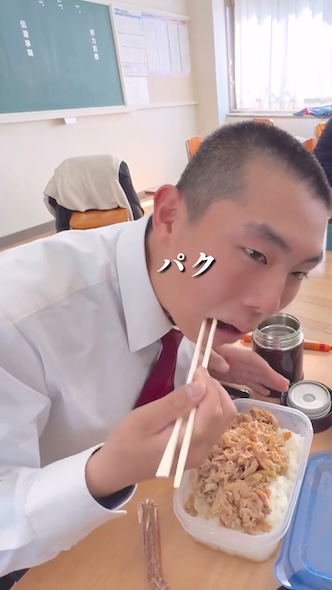 ご飯を食べる様子