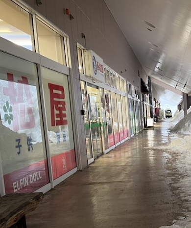 イオン六日町店の外通路