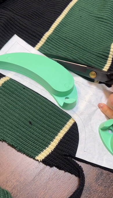 GUのセーターをワンコ用にリメイク