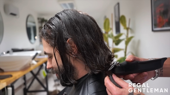 8年以上髪を伸ばしていた男性が美容院で大変身