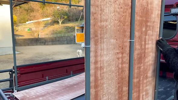 インシュロックタイでパイプに固定された板材