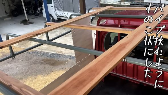 すのこ状に組んだ木材