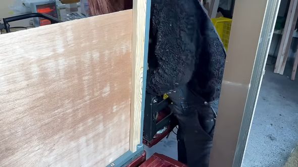 補強用の角材を設置