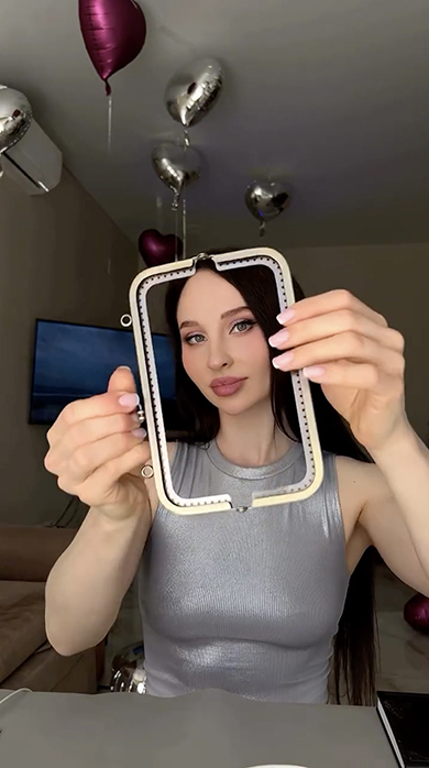 宝石のようなビーズを編んで作るバッグ