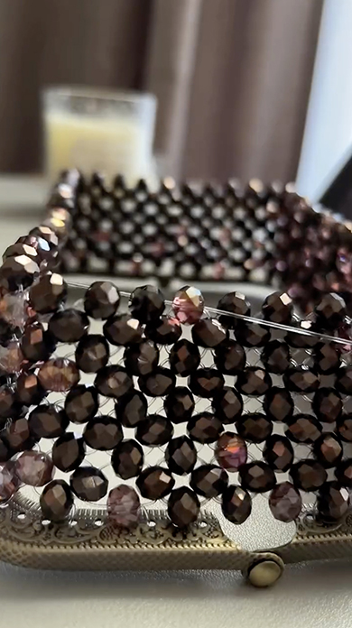 宝石のようなビーズを編んで作るバッグ