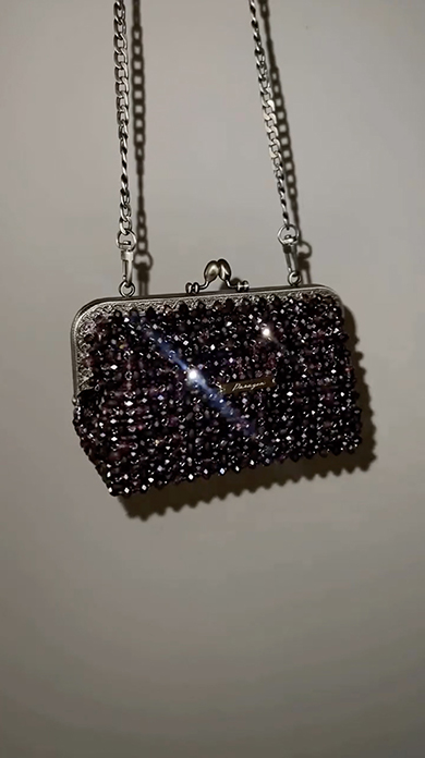 宝石のようなビーズを編んで作るバッグ