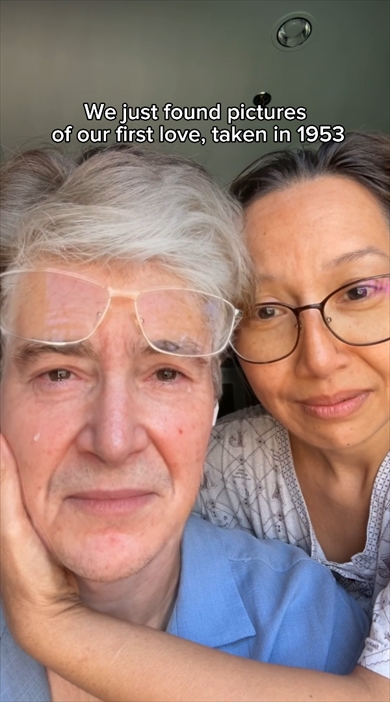 初恋の思い出を見返す老夫婦
