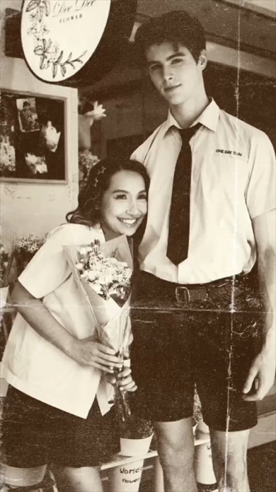 初恋の思い出を見返す老夫婦