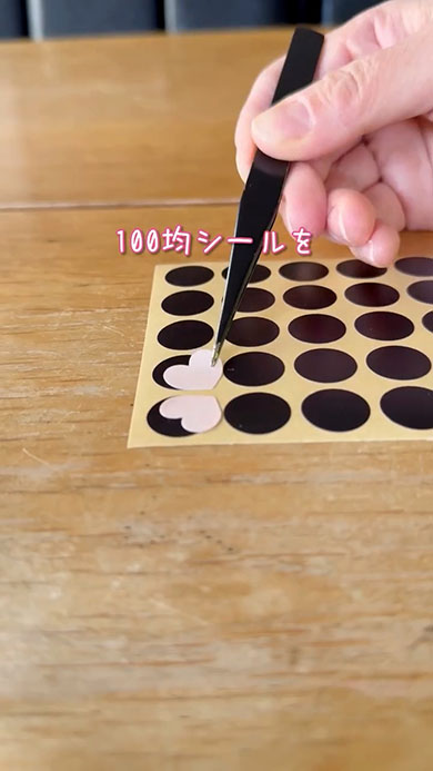 100均シールでミッキー・黒丸にハートを重ねるところ