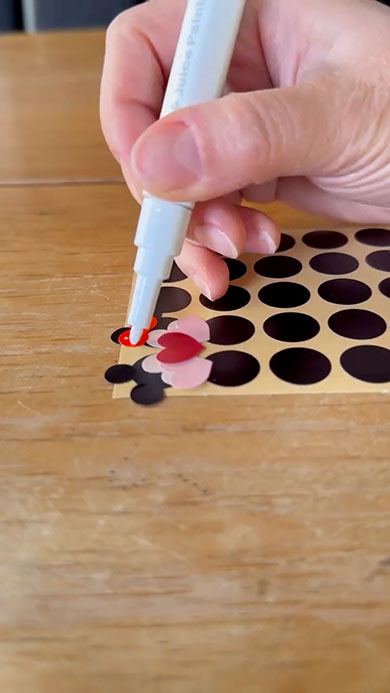 100均シールでミッキー・赤丸に白ペンでドットを描く