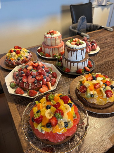 テーブルいっぱいの手作りケーキ