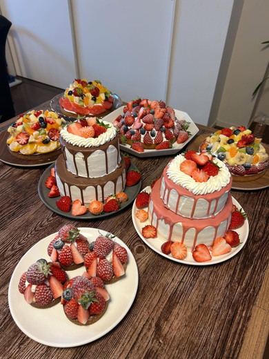 テーブルいっぱいの手作りケーキ
