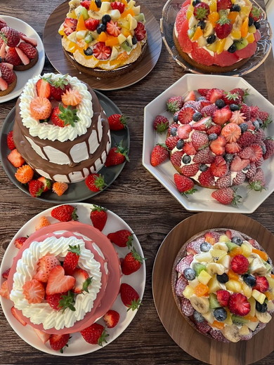 テーブルいっぱいの手作りケーキ