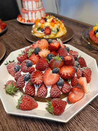 フルーツいっぱいの手作りケーキ